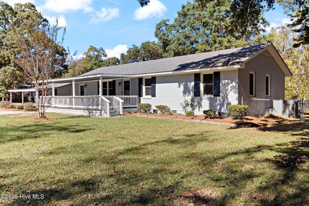 Photo of 1106 Bullard Street, Elizabethtown, NC 28337 (MLS # 100538113)