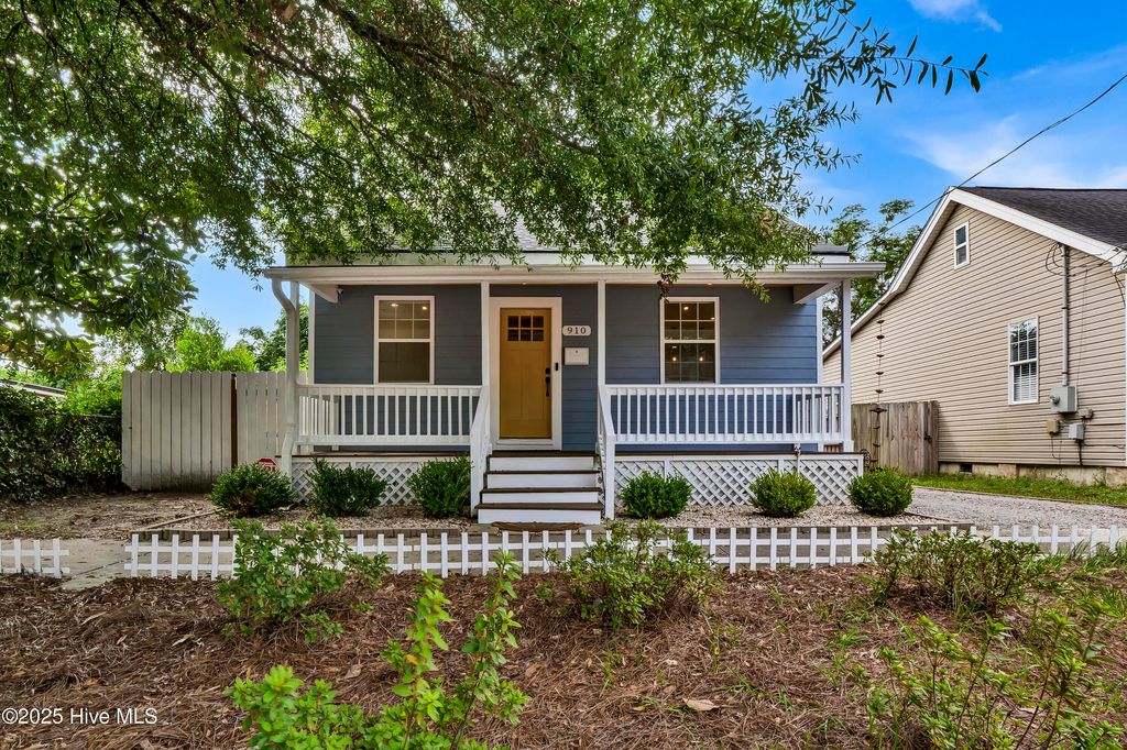 Photo of 910 Walnut Street, Wilmington, NC 28401 (MLS # 100528043)