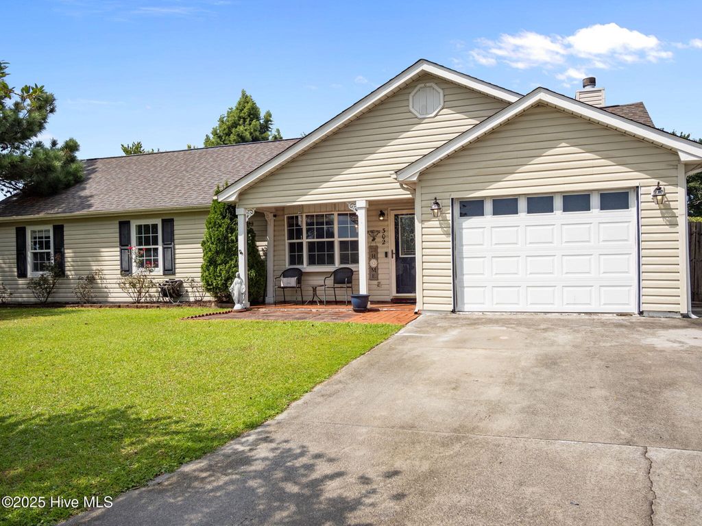 Photo of 302 Foxridge Lane, Hubert, NC 28539 (MLS # 100527557)