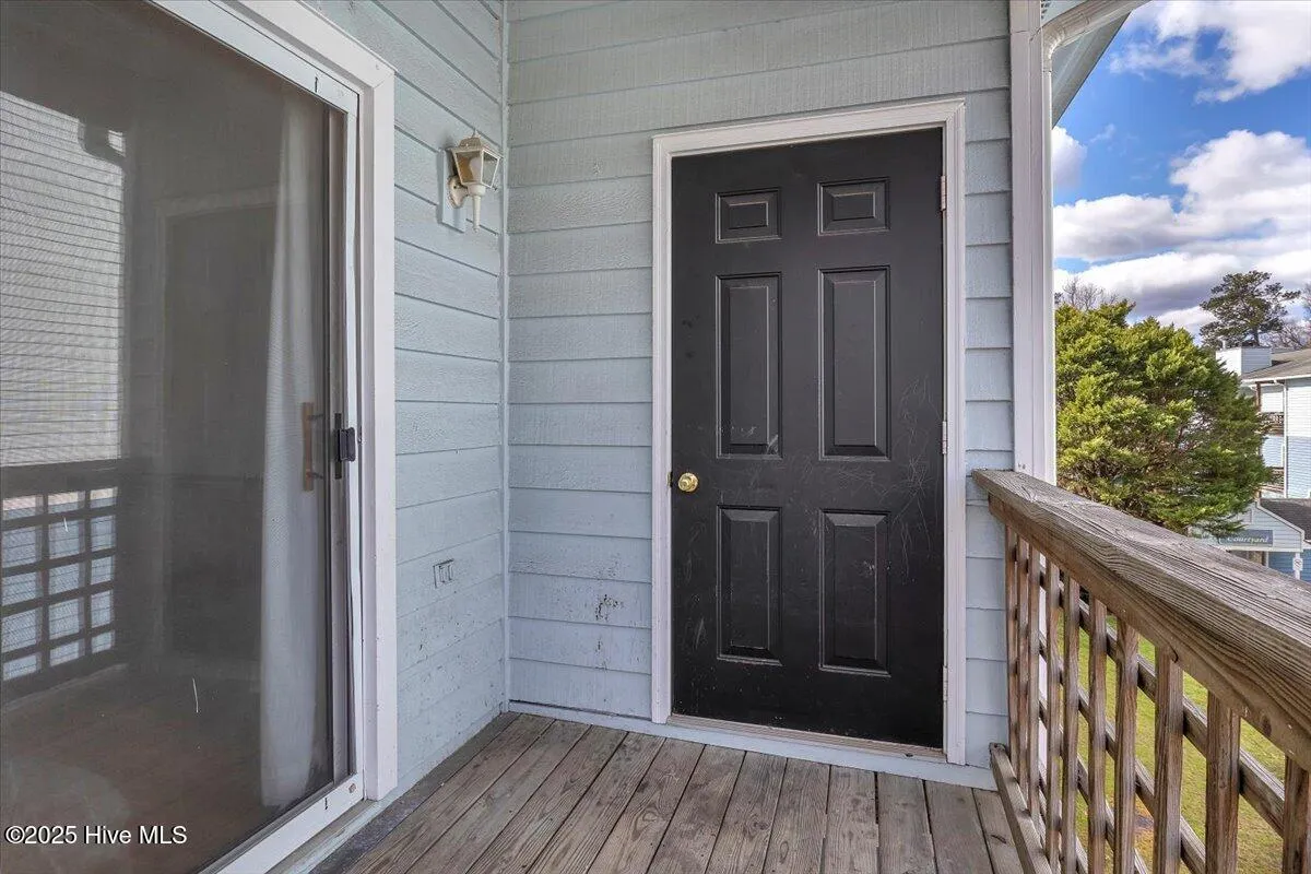 Wilmington, North Carolina 28403, United States, 2 Bedrooms Bedrooms, ,2 BathroomsBathrooms,Residential,Pending,84911