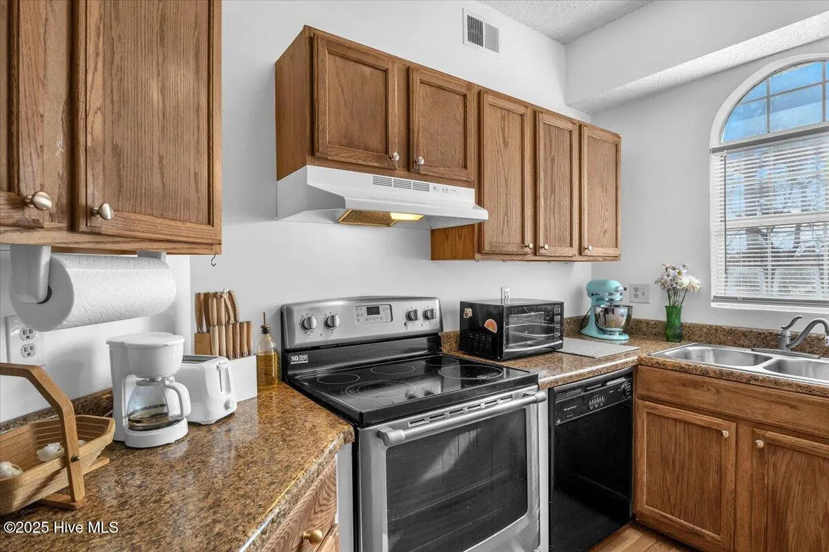 Wilmington, North Carolina 28403, United States, 2 Bedrooms Bedrooms, ,2 BathroomsBathrooms,Residential,Pending,84911