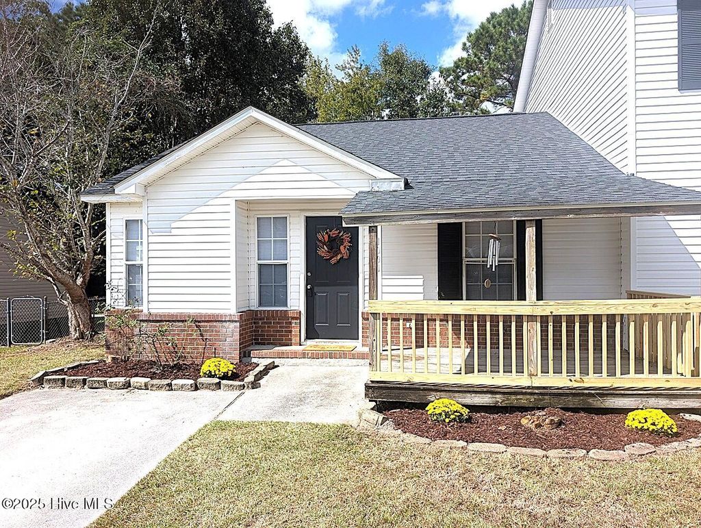 Photo of 1091 W Pueblo Drive, Jacksonville, NC 28546 (MLS # 100534603)
