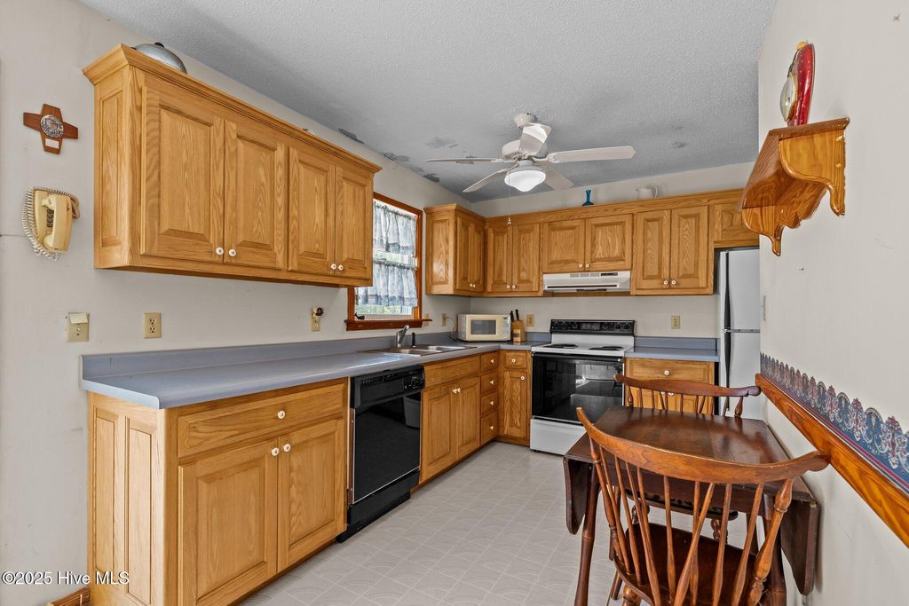 Photo of 914 Harrell Drive, Morehead City, NC 28557 (MLS # 100504987)