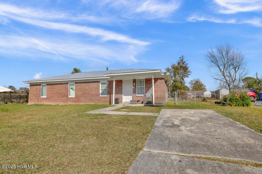 Photo of 1113 E Stewart Circle, Wilmington, NC 28405 (MLS # 100543529)