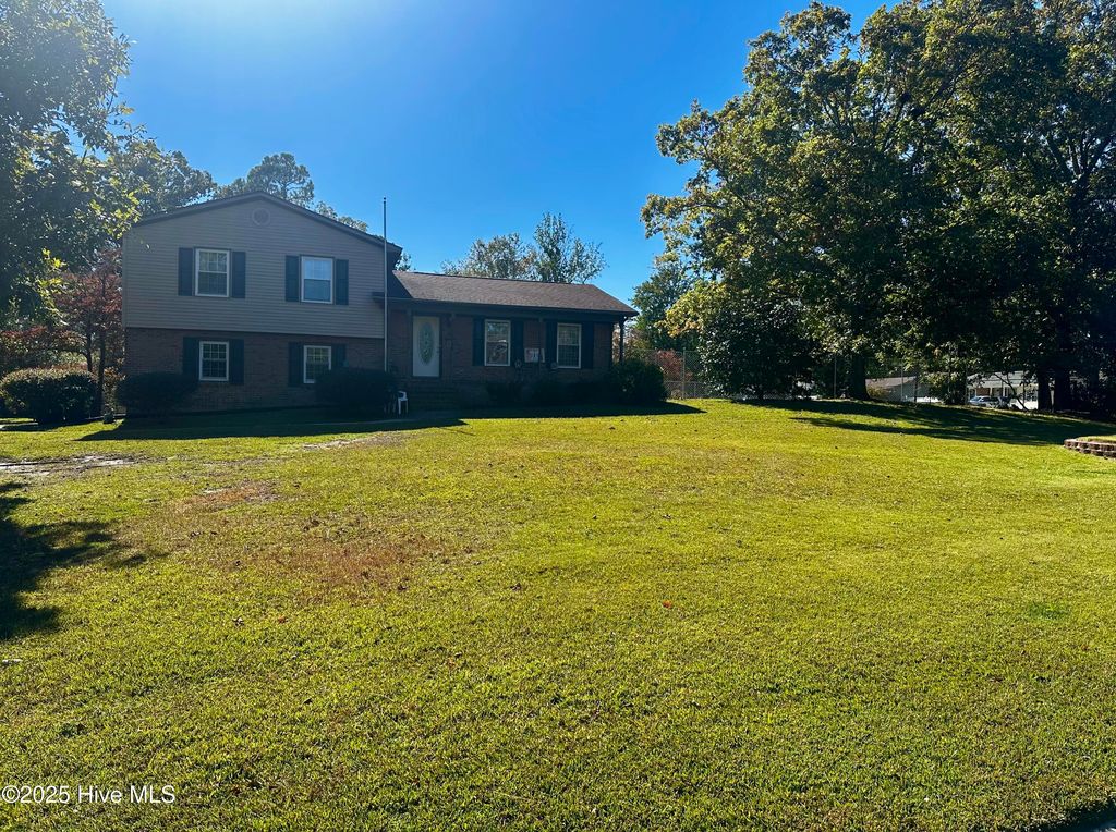 Photo of 508 University Drive, Jacksonville, NC 28546 (MLS # 100537186)