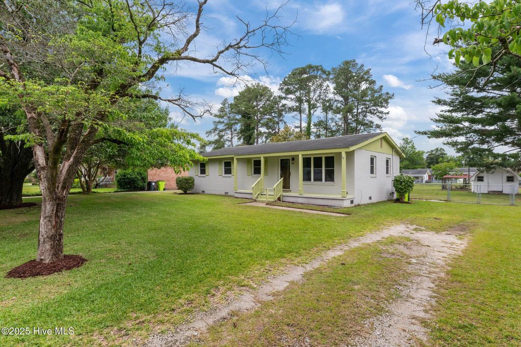 Photo of 210 Glenburnie Drive, New Bern, NC 28560 (MLS # 100510896)