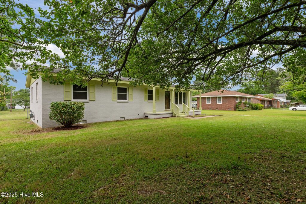 Photo of 210 Glenburnie Drive, New Bern, NC 28560 (MLS # 100510896)