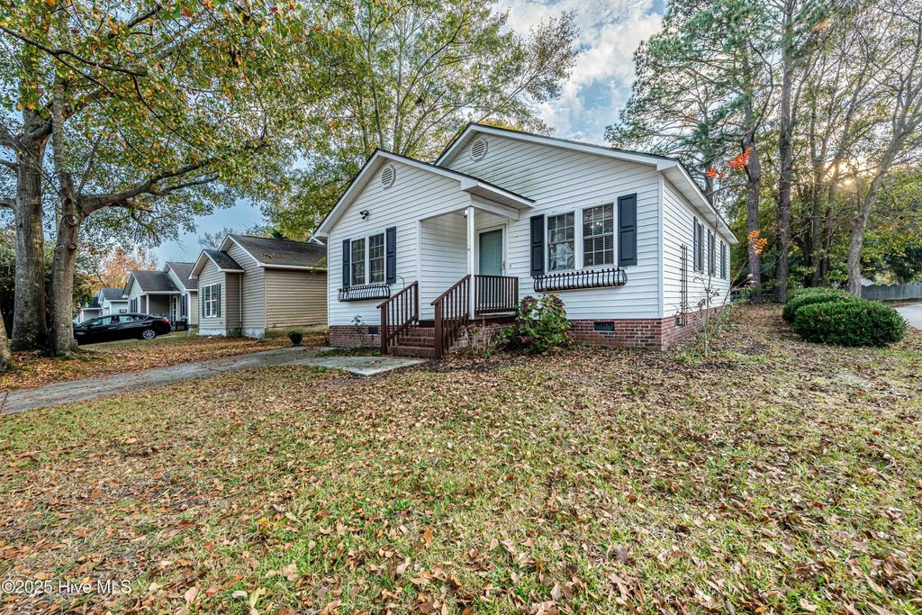Photo of 131 Cox Avenue, Jacksonville, NC 28540 (MLS # 100533305)