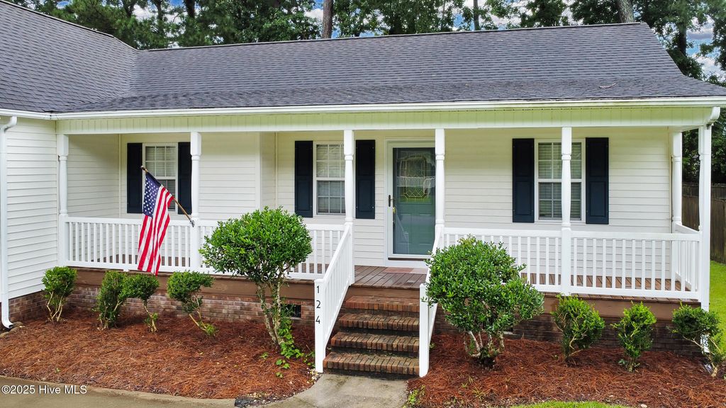Photo of 124 Leonard Drive, New Bern, NC 28560 (MLS # 100525180)