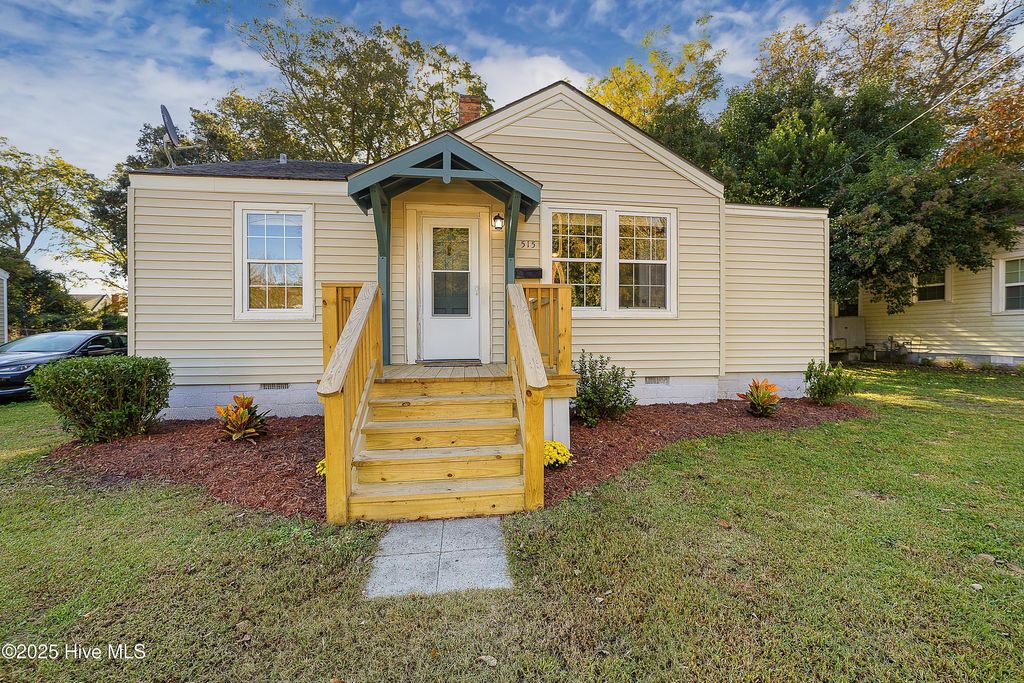 Photo of 515 National Court Drive, New Bern, NC 28560 (MLS # 100537419)