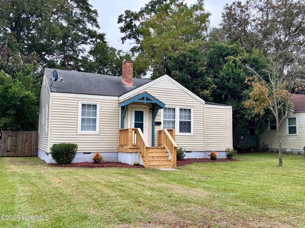 Photo of 515 National Court Drive, New Bern, NC 28560 (MLS # 100537419)