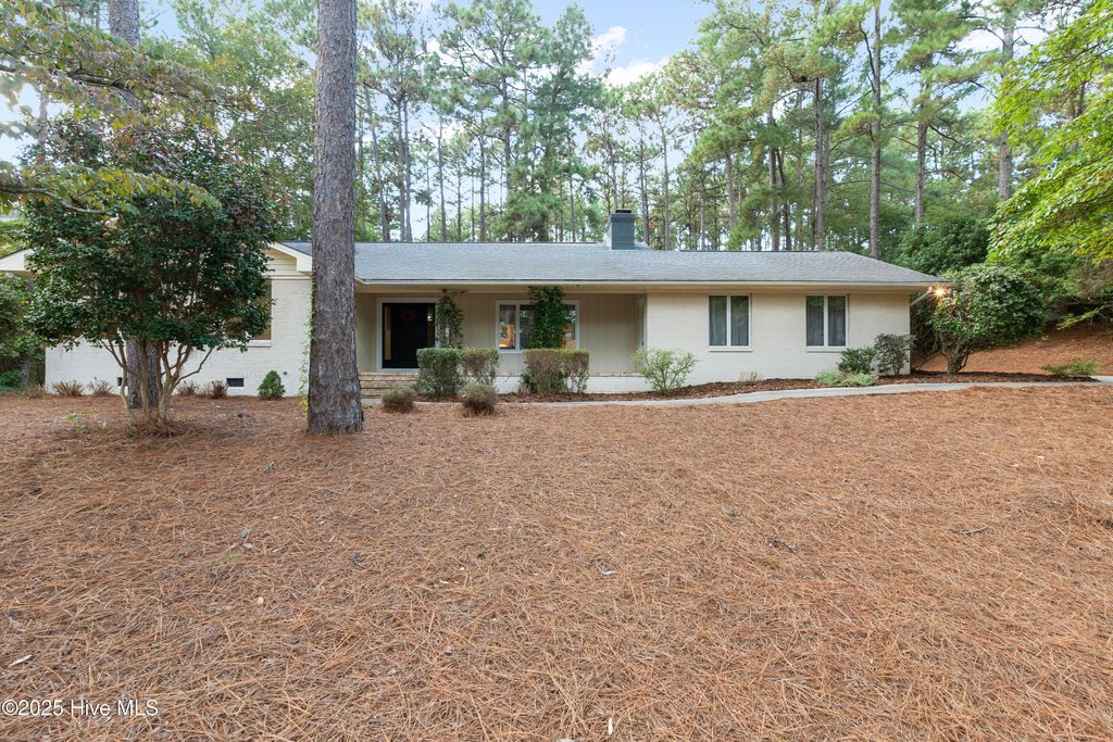 Photo of 110 Cliff Court, Southern Pines, NC 28387 (MLS # 100536556)