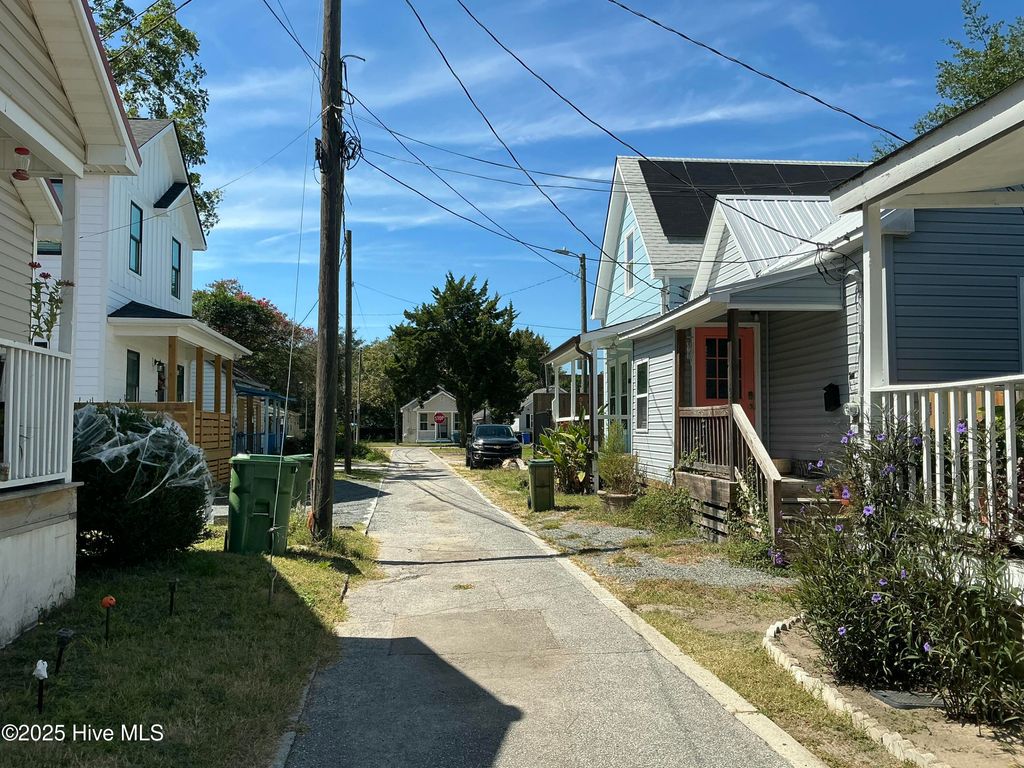 Photo of 809 Russell Alley, Wilmington, NC 28401 (MLS # 100531026)