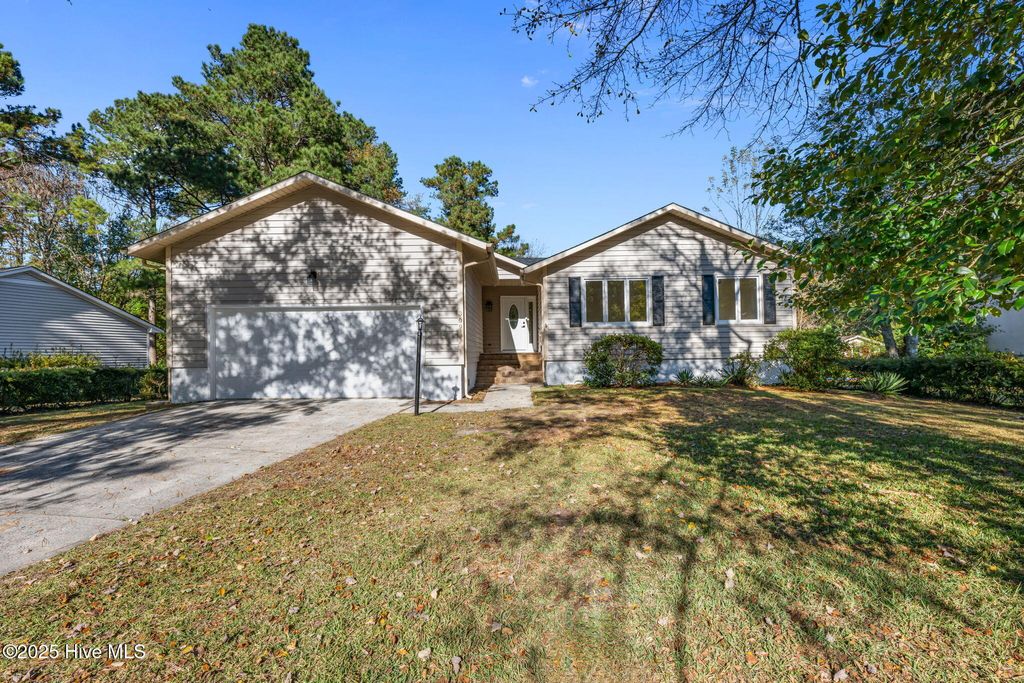 Photo of 309 Channel Run Drive, New Bern, NC 28562 (MLS # 100541222)