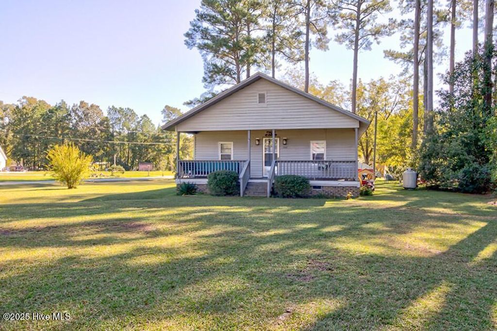 Photo of 1001 Elm Street, Lake Waccamaw, NC 28450 (MLS # 100536887)