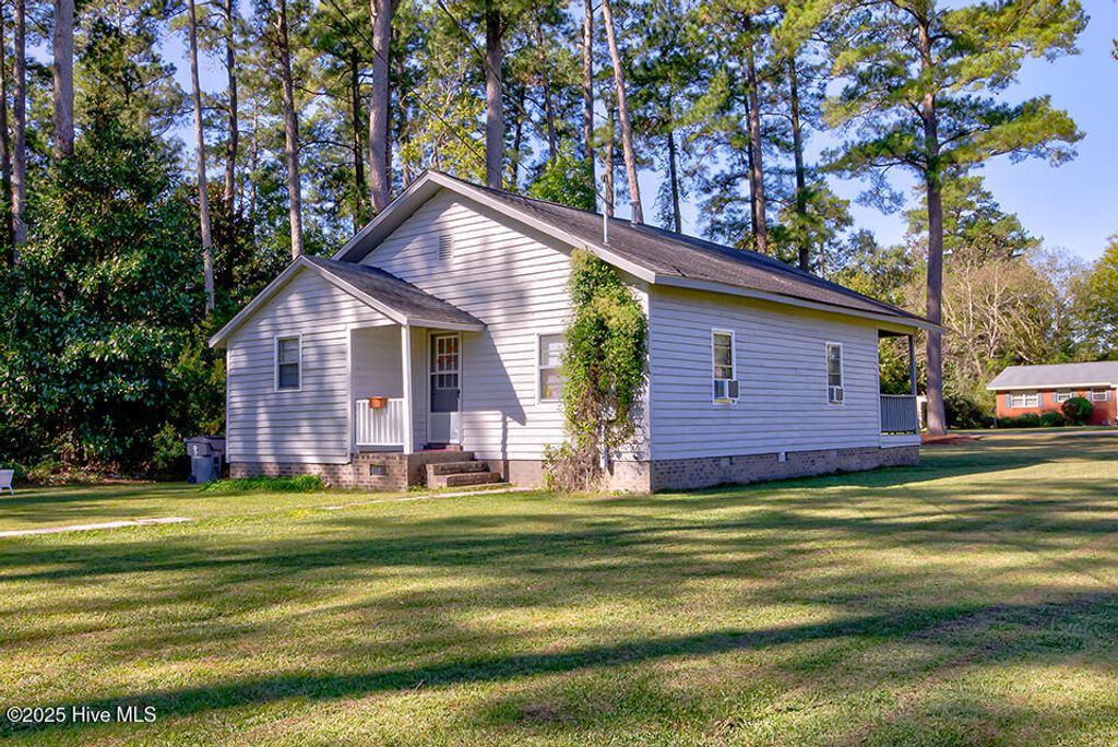 Photo of 1001 Elm Street, Lake Waccamaw, NC 28450 (MLS # 100536887)