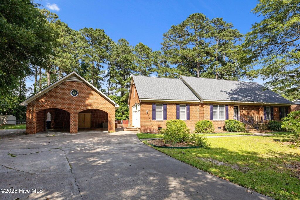Photo of 212 Evanswood Drive, Greenville, NC 27858 (MLS # 100514378)