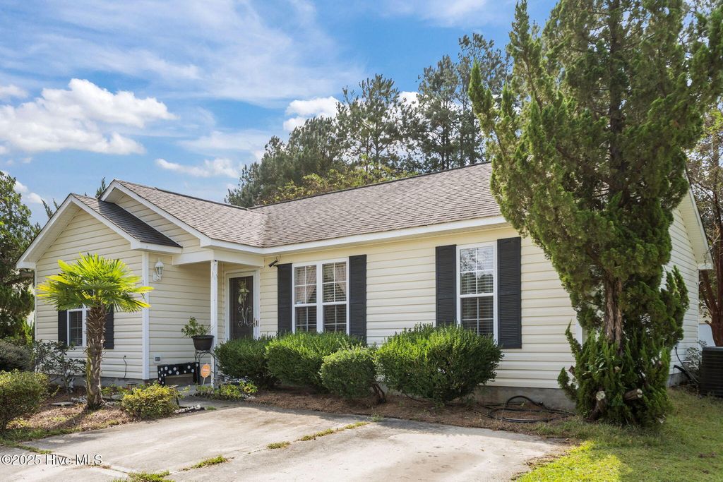 Photo of 109 Tealbriar Street, Burgaw, NC 28425 (MLS # 100534717)