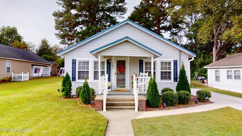Photo of 107 New Street, Richlands, NC 28574 (MLS # 100536668)