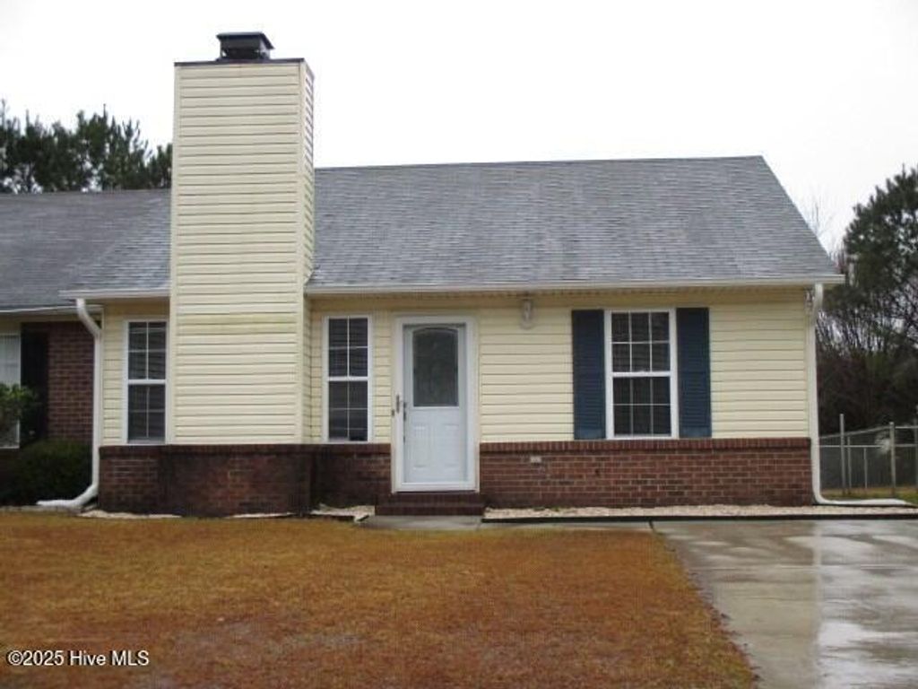 Photo of 112 Live Oak Court, Midway Park, NC 28544 (MLS # 100538307)