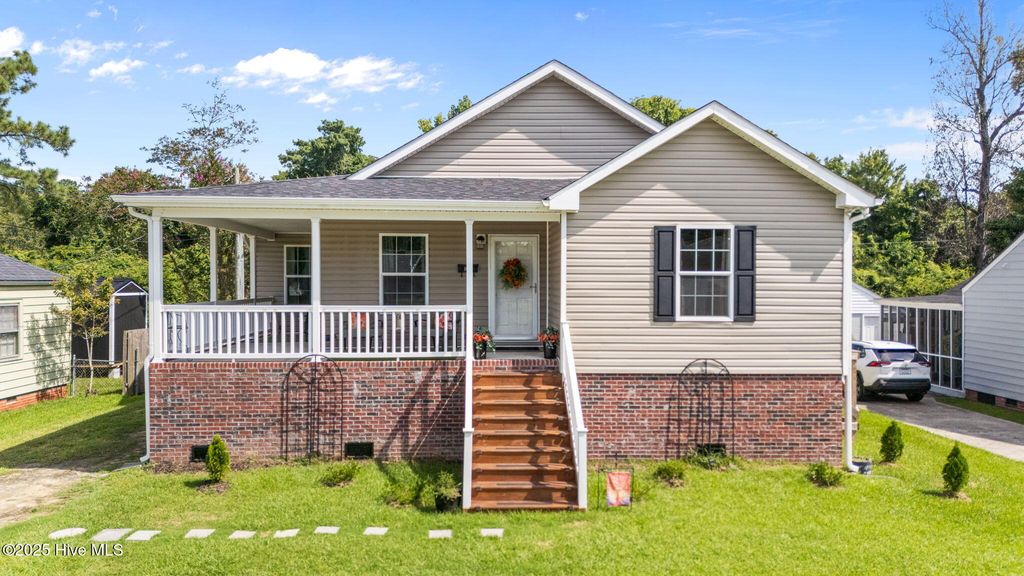 Photo of 1614 Colonial Way, New Bern, NC 28560 (MLS # 100524568)