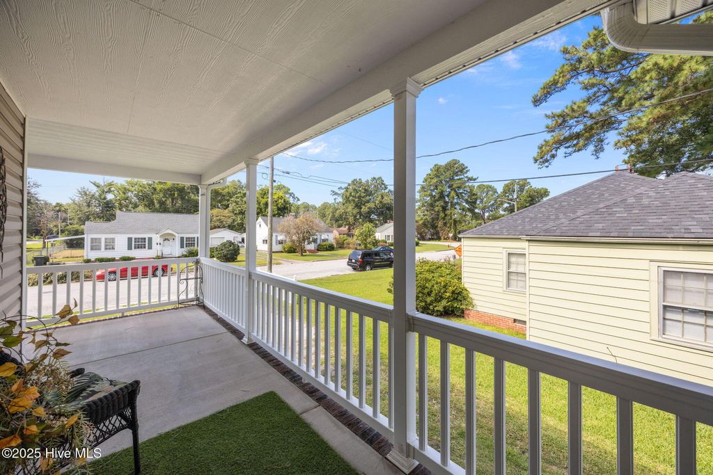 Photo of 1614 Colonial Way, New Bern, NC 28560 (MLS # 100524568)