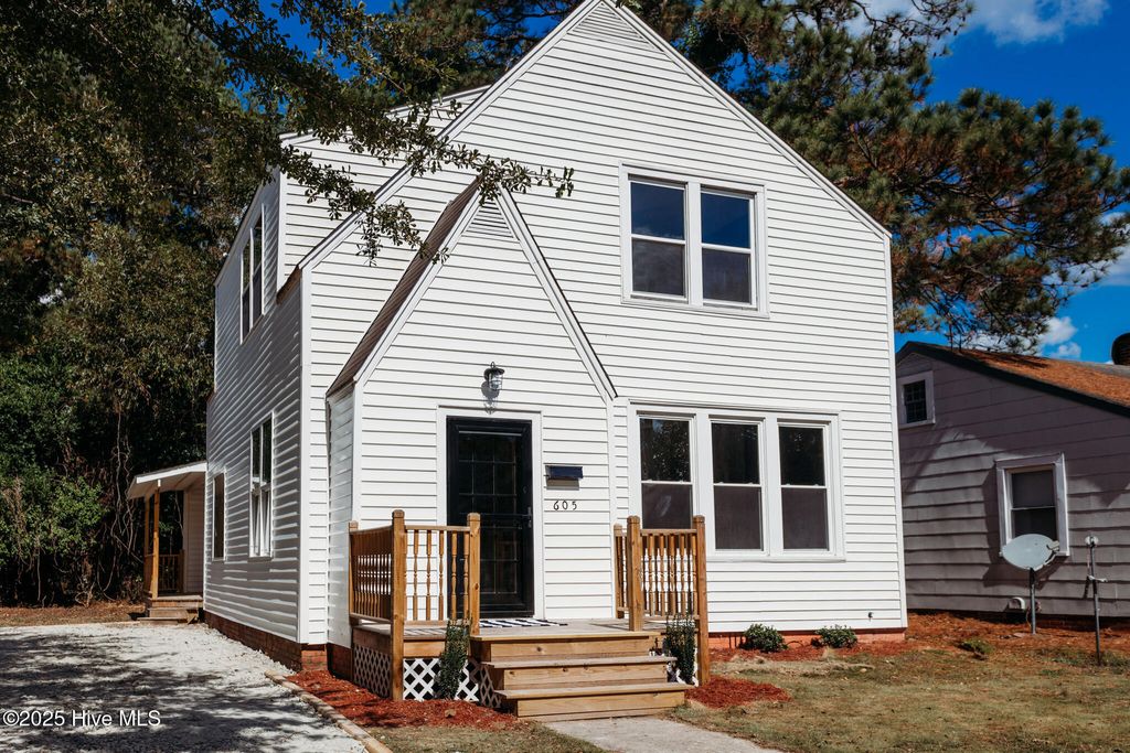 Photo of 605 W Lenoir Avenue, Kinston, NC 28501 (MLS # 100535860)