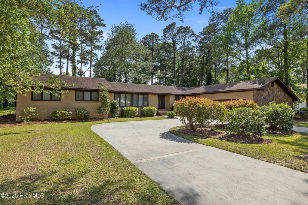 Photo of 3703 Oxford Court, Morehead City, NC 28557 (MLS # 100507843)