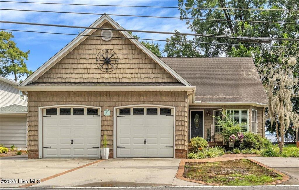 Photo of 814 Canal Cove Road, Lake Waccamaw, NC 28450 (MLS # 100536195)
