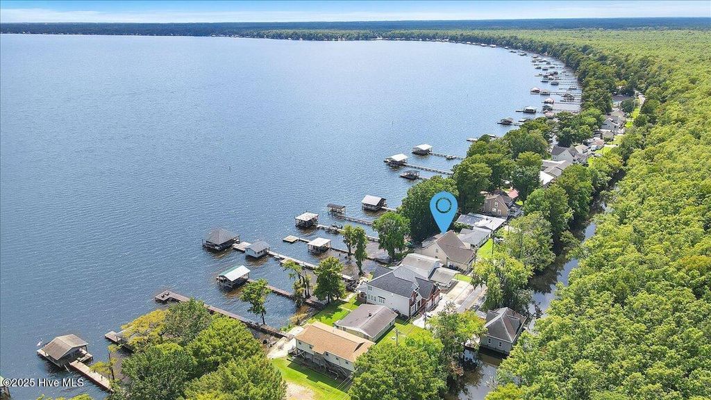 Photo of 814 Canal Cove Road, Lake Waccamaw, NC 28450 (MLS # 100536195)