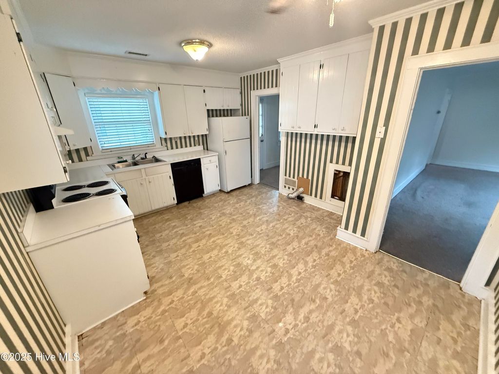 Photo of 312 N Martin Street, Mount Olive, NC 28365 (MLS # 100535720)