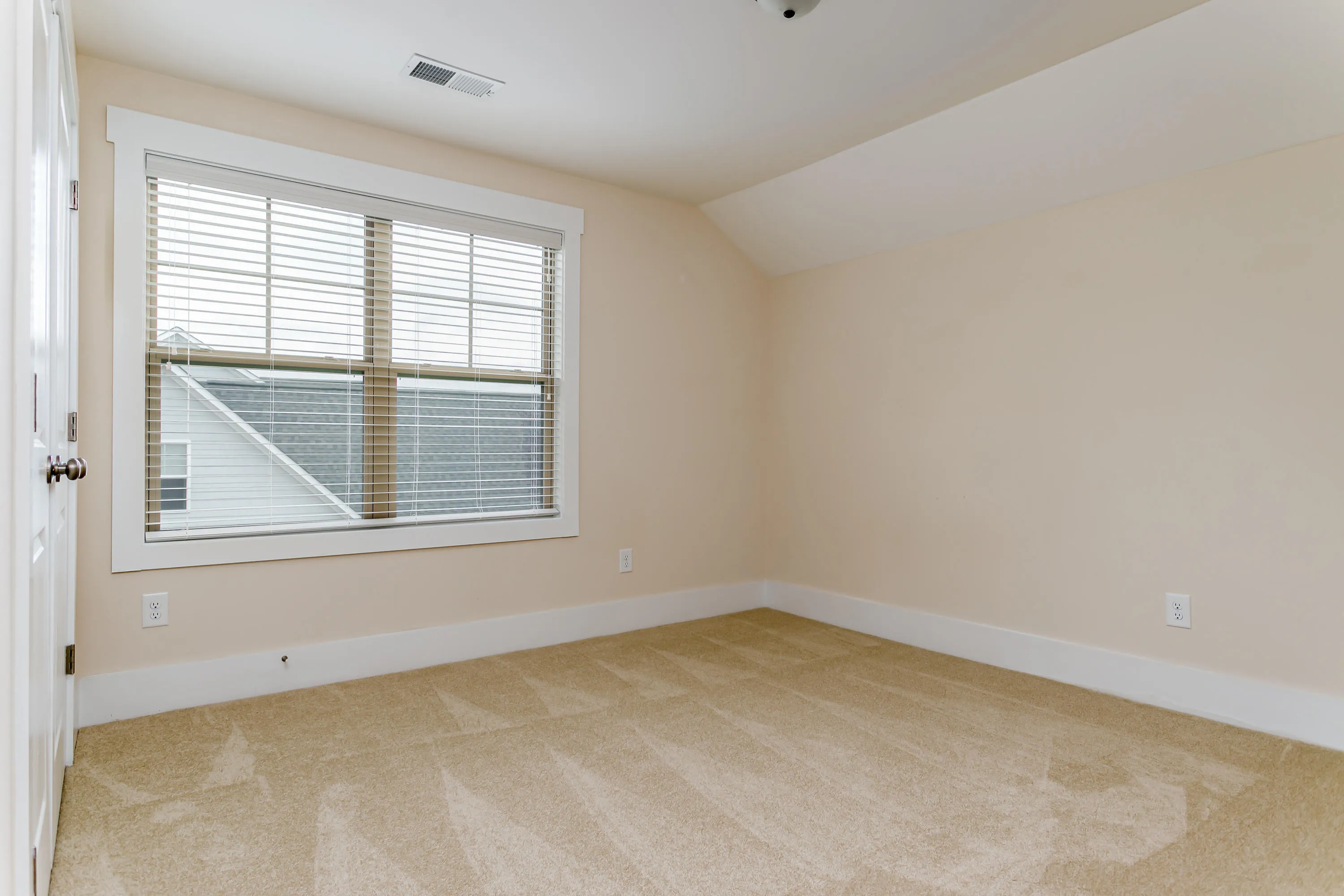 Whispering Pines, North Carolina 28327, United States, 5 Bedrooms Bedrooms, ,3 BathroomsBathrooms,Residential,Pending,26601