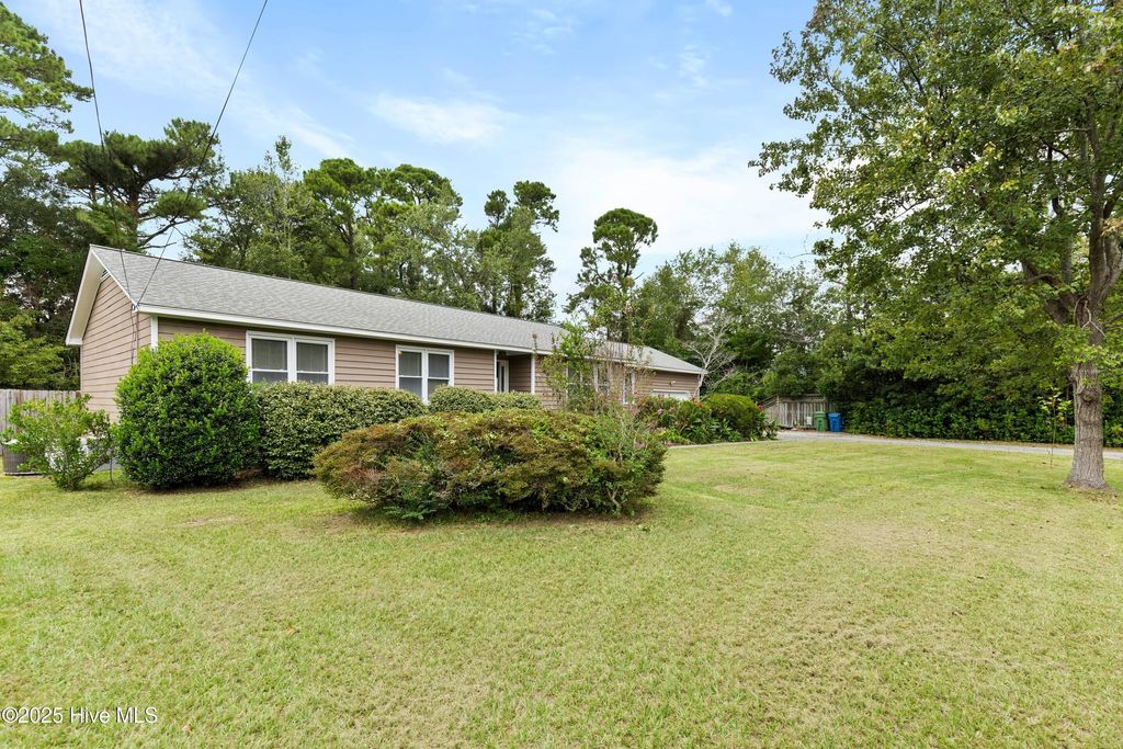 Photo of 405 Brookshire Lane, Wilmington, NC 28409 (MLS # 100531076)