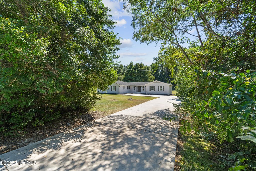 Photo of 648 Hughes Road, Hampstead, NC 28443 (MLS # 100533813)