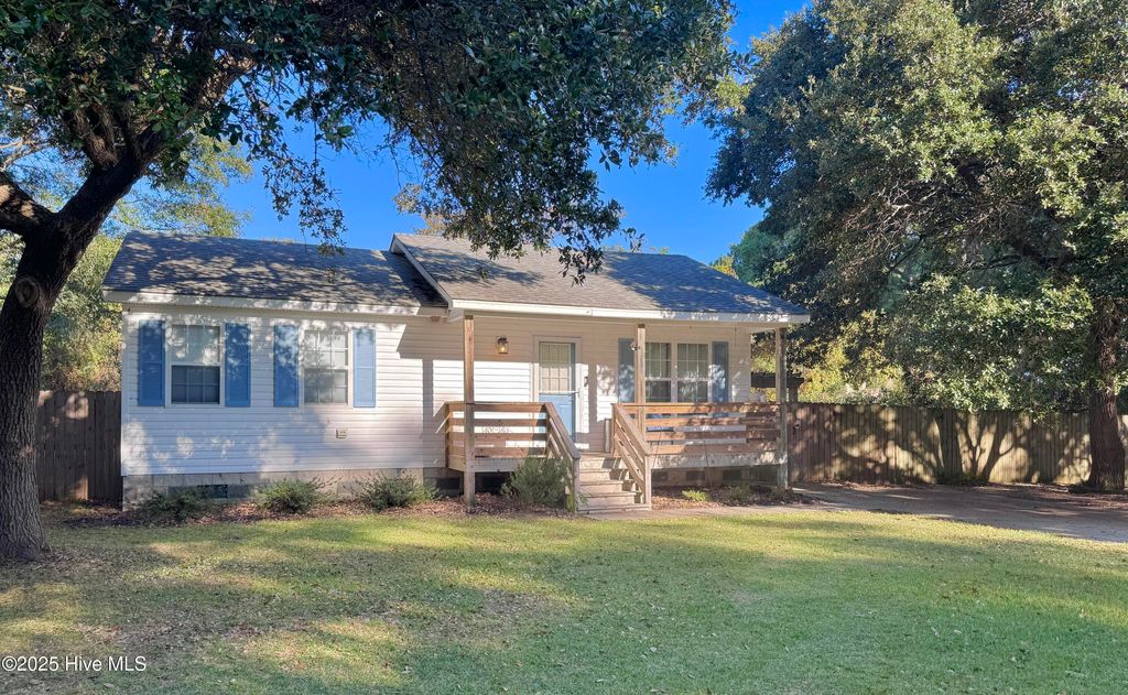 Photo of 128 Peach Tree Street, Jarvisburg, NC 27947 (MLS # 100537966)