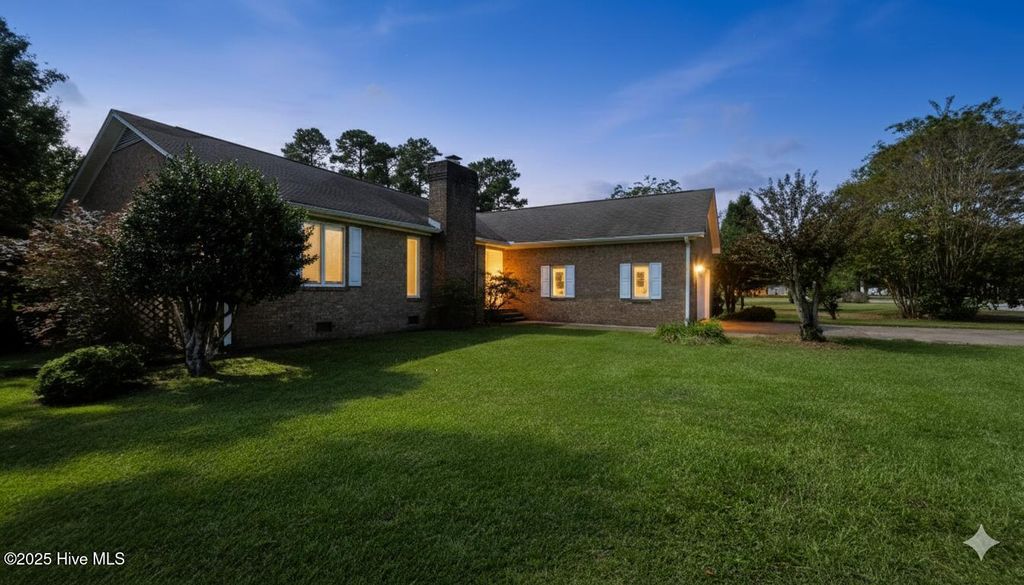 Photo of 812 Pelican Drive, New Bern, NC 28560 (MLS # 100533040)