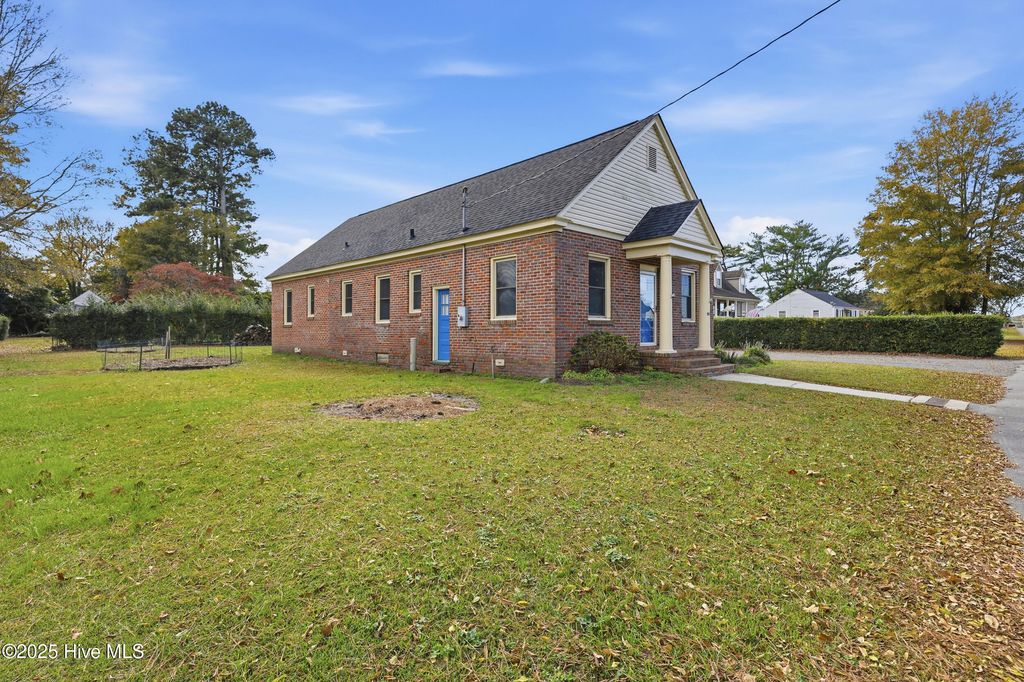 Photo of 102 W Maple Street, Gatesville, NC 27938 (MLS # 100540805)