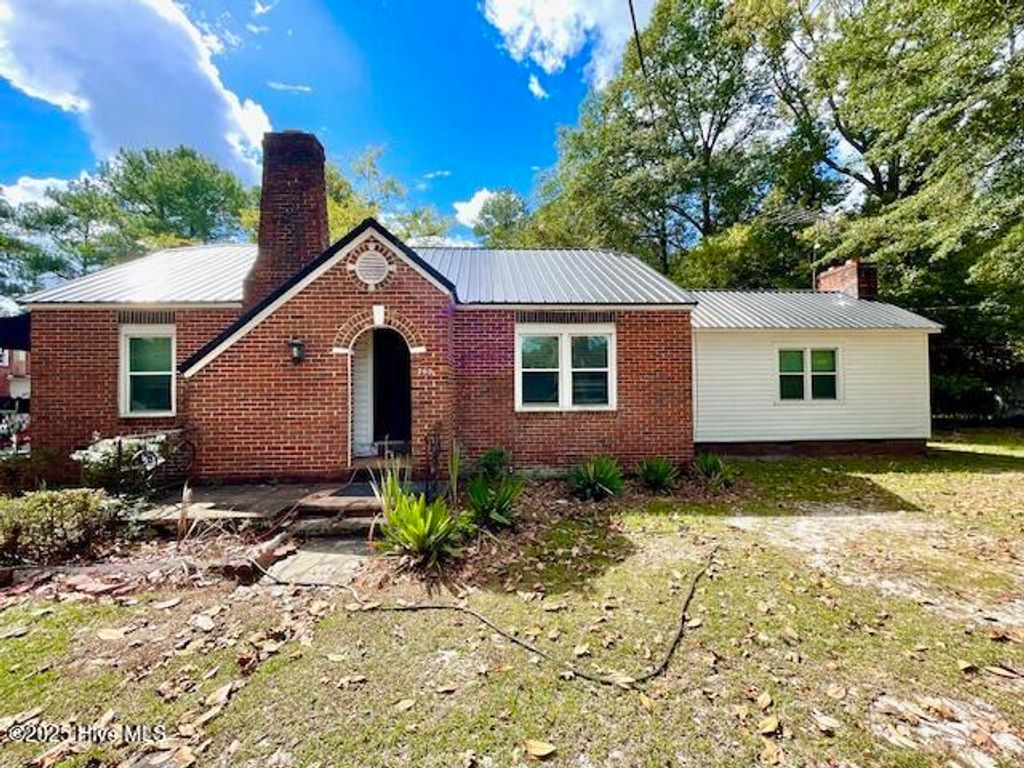 Photo of 702 E Broad Street, Elizabethtown, NC 28337 (MLS # 100534869)