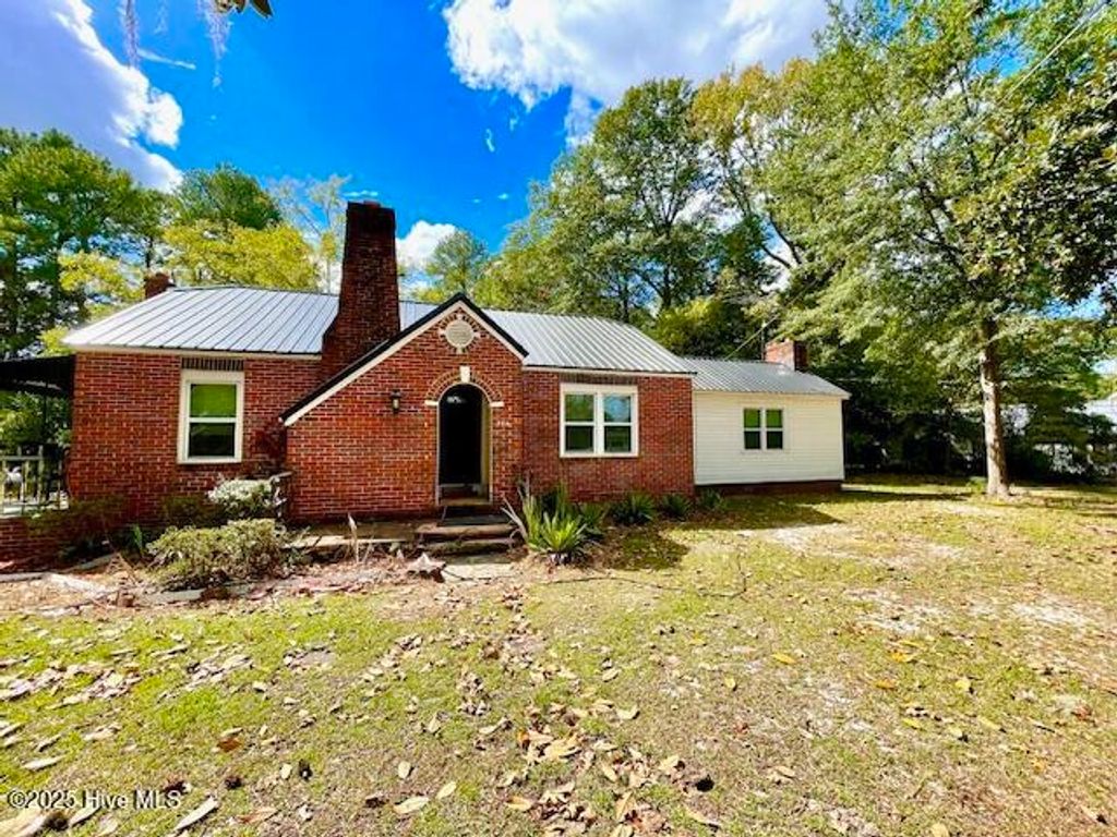 Photo of 702 E Broad Street, Elizabethtown, NC 28337 (MLS # 100534869)