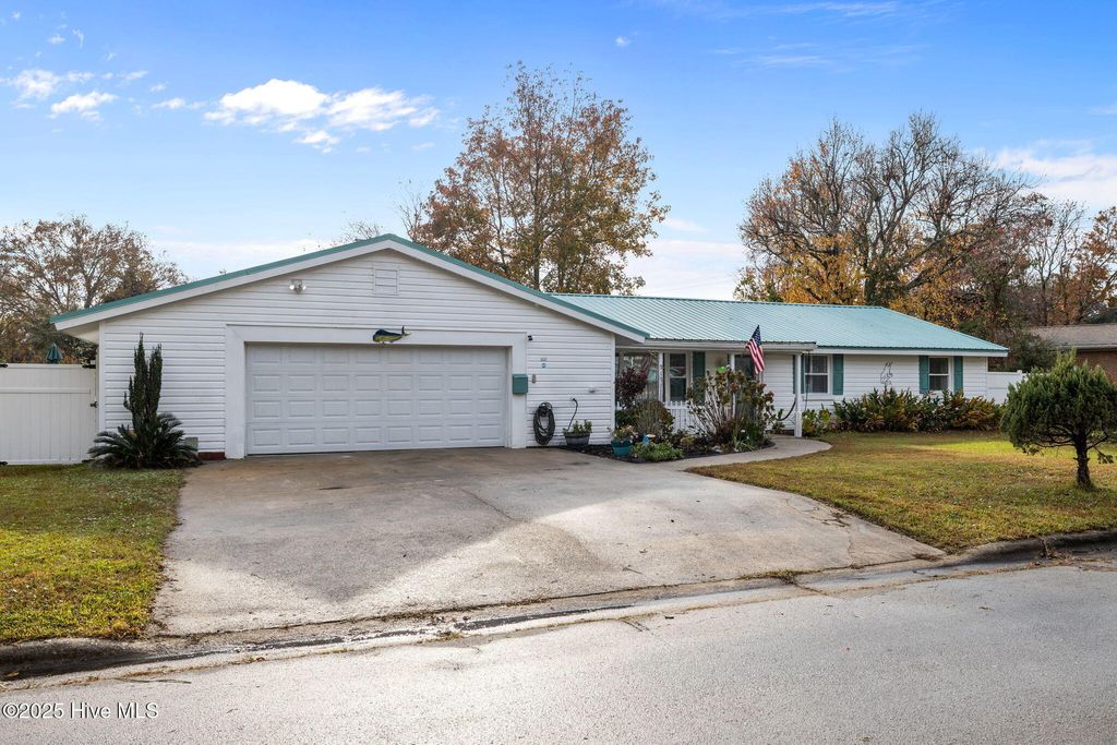 Photo of 917 Davis Place, Morehead City, NC 28557 (MLS # 100543011)