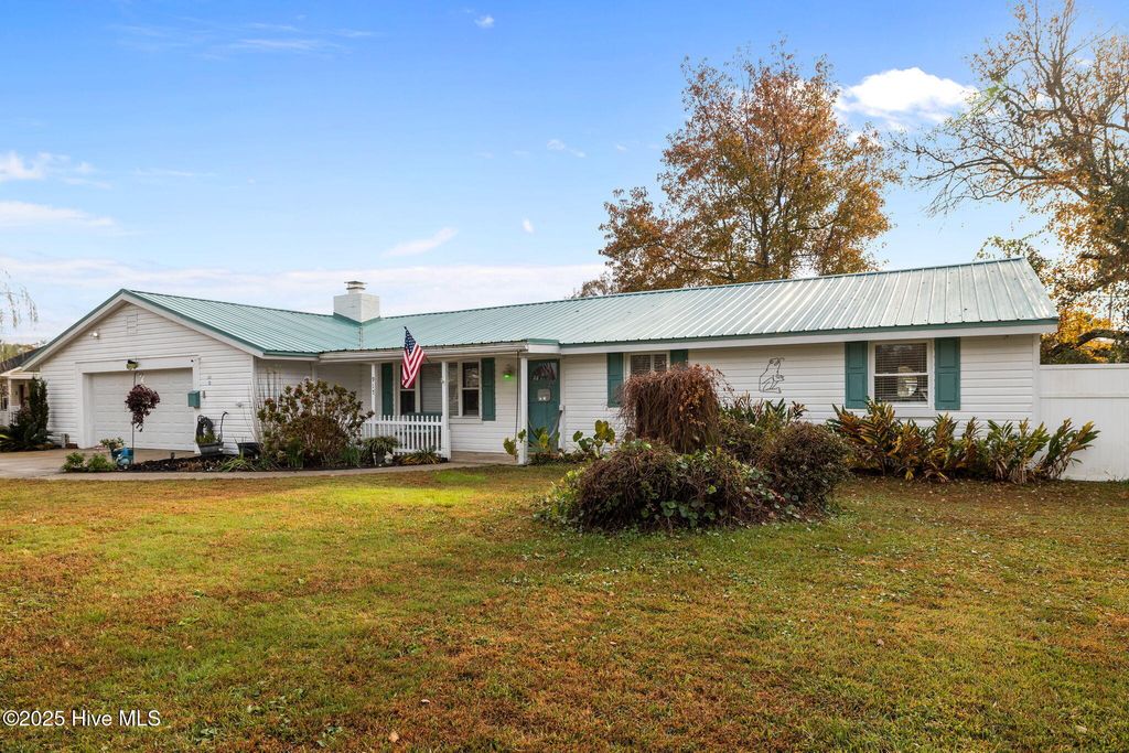 Photo of 917 Davis Place, Morehead City, NC 28557 (MLS # 100543011)