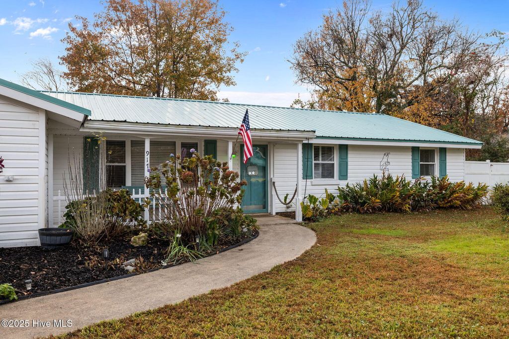Photo of 917 Davis Place, Morehead City, NC 28557 (MLS # 100543011)