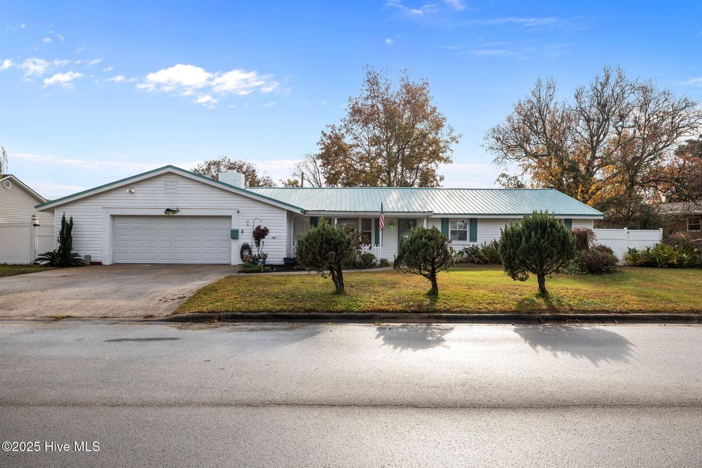 Photo of 917 Davis Place, Morehead City, NC 28557 (MLS # 100543011)