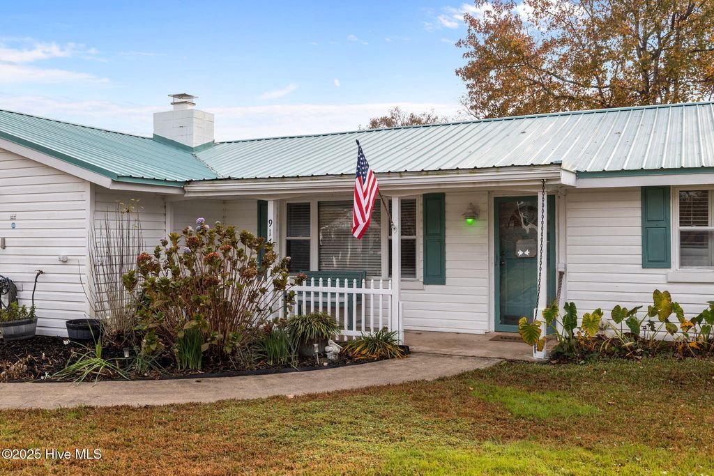 Photo of 917 Davis Place, Morehead City, NC 28557 (MLS # 100543011)