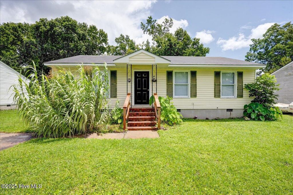 Photo of 910 Fort Totten Drive, New Bern, NC 28560 (MLS # 100518568)