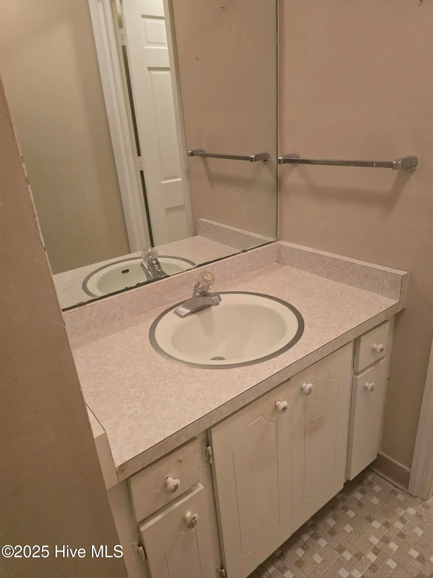 Southern Pines, North Carolina 28387, United States, 3 Bedrooms Bedrooms, ,2 BathroomsBathrooms,Residential,Active,210911