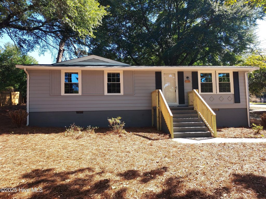 Photo of 201 N Leak Street, Southern Pines, NC 28387 (MLS # 100535423)