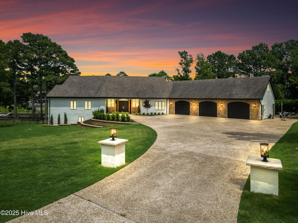 Photo of 304 Gull Road, Hampstead, NC 28443 (MLS # 100534579)