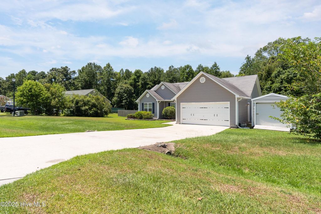Photo of 111 Camellia Creek Drive, Richlands, NC 28574 (MLS # 100523049)