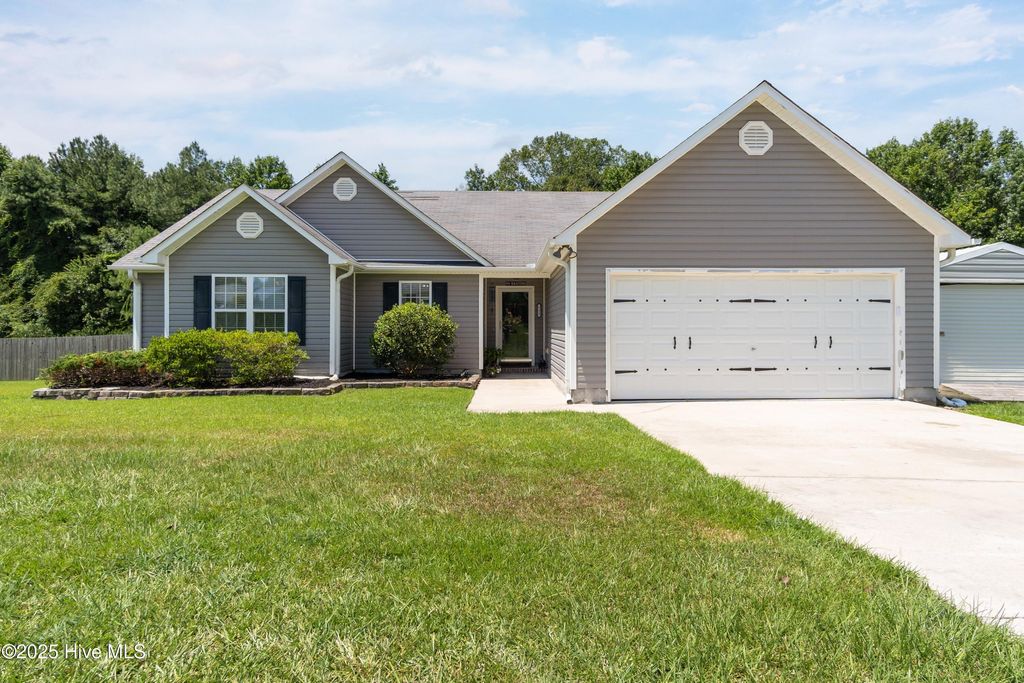 Photo of 111 Camellia Creek Drive, Richlands, NC 28574 (MLS # 100523049)